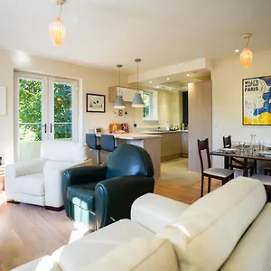  Holiday home Royal Stuart Lane - Townhouse By The Bay With Parking